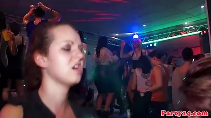 Manis Jessica menunjukkan ngintip ngewek kakinya
