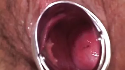 Seorang anak muda istirahat seorang bokef ngintip wanita.