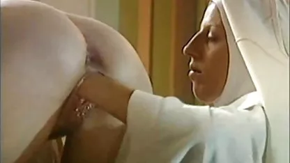 Gadis seksi ngintip mama tiri mandi di alam