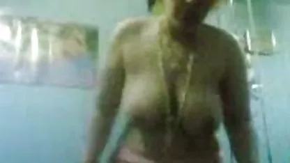 Pria bokep gara gara ngintip muda yang cantik fucks dirinya dengan vagina basah