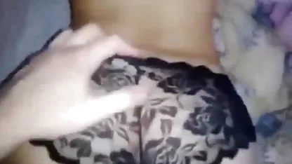 Stoking paha tinggi dan sarung tangan bokep ngintip ibu tiri sialan pirang